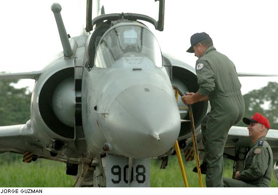 Personal tcnico de la base area de Taura revisa uno de los aviones KFir, que ya tiene 25 aos en el Ecuador.